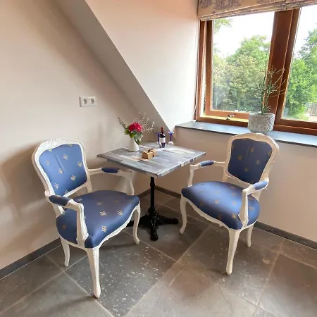 Le Commandeur לינה וארוחת בוקר 4*