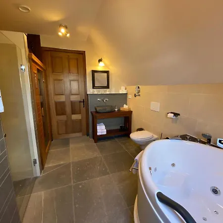 Le Commandeur לינה וארוחת בוקר 4*