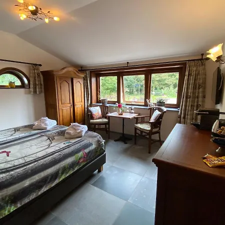 לינה וארוחת בוקר Le Commandeur 4*