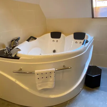 Le Commandeur Bed & Breakfast 4*