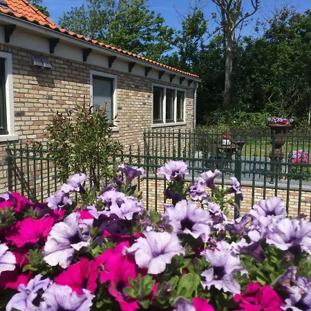 לינה וארוחת בוקר Le Commandeur