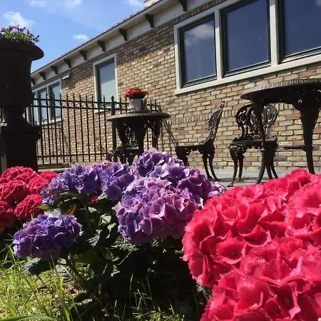 Le Commandeur לינה וארוחת בוקר 4*